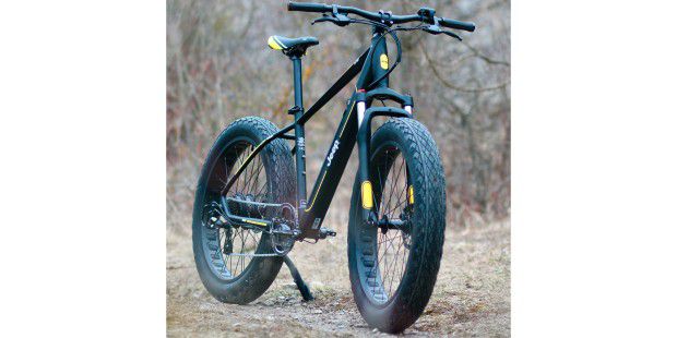 Jeep e-mountain bike with fat tires for very sporty tours. Jeep e-mountain bike with fat tires for very sporty tours.